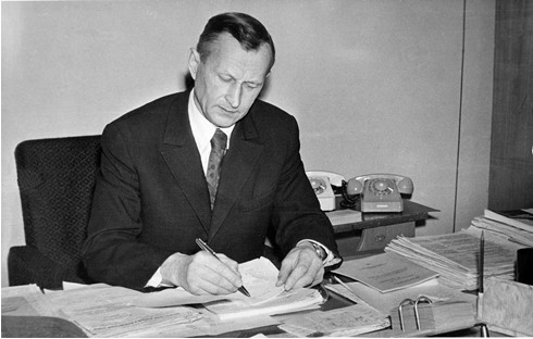 Б.Н.Малиновский в рабочем кабинете, 1970-е годы