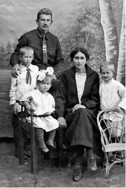 Семья Малиновских, 1926 год. Слева направо: Лев, Николай Васильевич, Лена, Любовь Николаевна, Борис