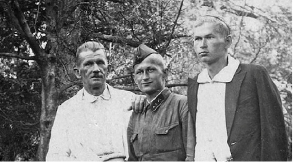 Борис (в центре) и Лев Николаевич Малиновские с отцом. Пушкино, 1940 год